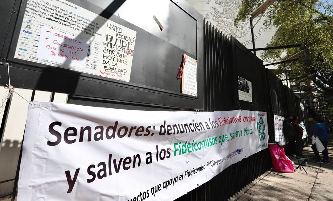 Protestas en el Senado durante la discusión sobre su extinción (Foto: Berenice Fregoso / EL UNIVERSAL)
