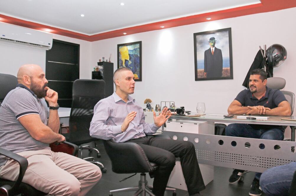 Marcos, de origen español, y Filippo, italiano, no pueden sacar de México a sus hijos Martín, Ema y Sophia, quienes nacieron a través de la subrogación de vientres en Tabasco (ODALIZ ANAYA. EL UNIVERSAL)