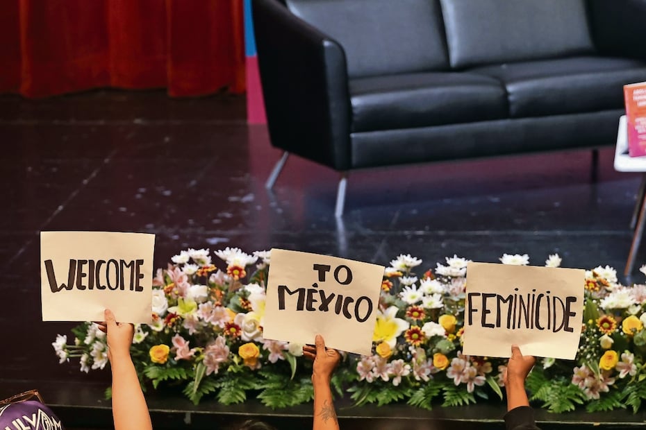 Los asistentes, que hicieron fila por horas para presenciar la charla “Abolición, feminismo, ¡ahora!”, recibieron a la escritora con algunas consignas. Foto: GABRIEL PANO