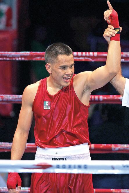 El chihuahuense le dio a México su tercera plaza olímpica en boxeo (ALEX CRUZ. EFE)