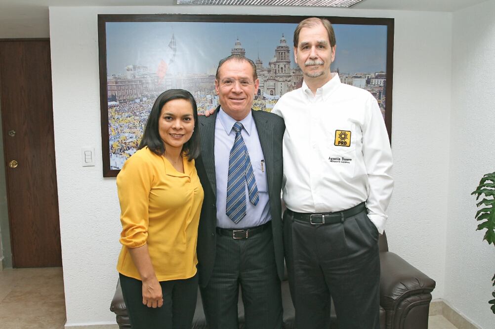 Los líderes del sol azteca Beatriz Mojica y Agustín Basave, acompañan a Pedro de León (centro) tras su renuncia al Revolucionario Institucional y adhesión al partido (CUARTOSCURO)