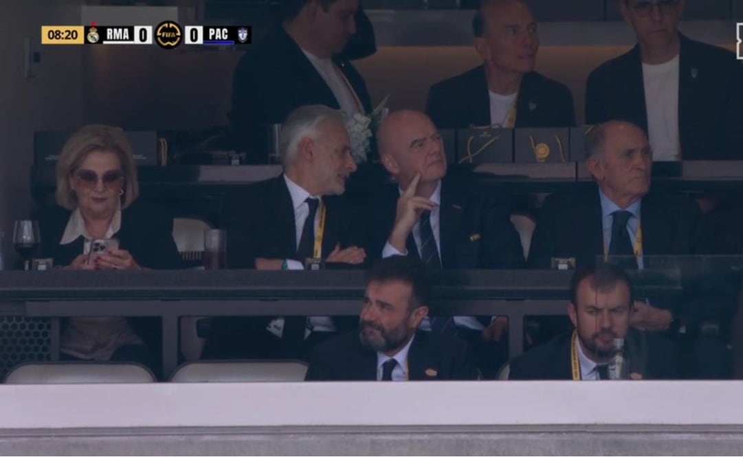 Jesús Martínez (izquierda) platica con Gianni Infantino (derecha) durante un partido del Mundial de Clubes | FOTO: DAZN