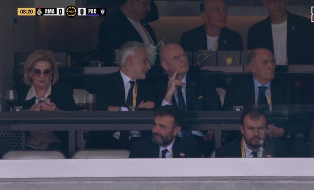 Jesús Martínez (izquierda) platica con Gianni Infantino (derecha) durante un partido del Mundial de Clubes | FOTO: DAZN