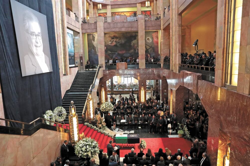 El féretro con el cuerpo de Miguel León-Portilla en el vestíbulo del Palacio de Bellas Artes fue cubierto con las banderas de México y de la UNAM. Fotos: JUAN BOITES. EL UNIVESAL