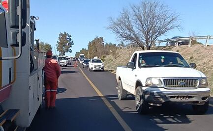 Se descarrilan vagones de ferrocarril cargados de mineral en polvo frente al aeropuerto de Nogales, Sonora
