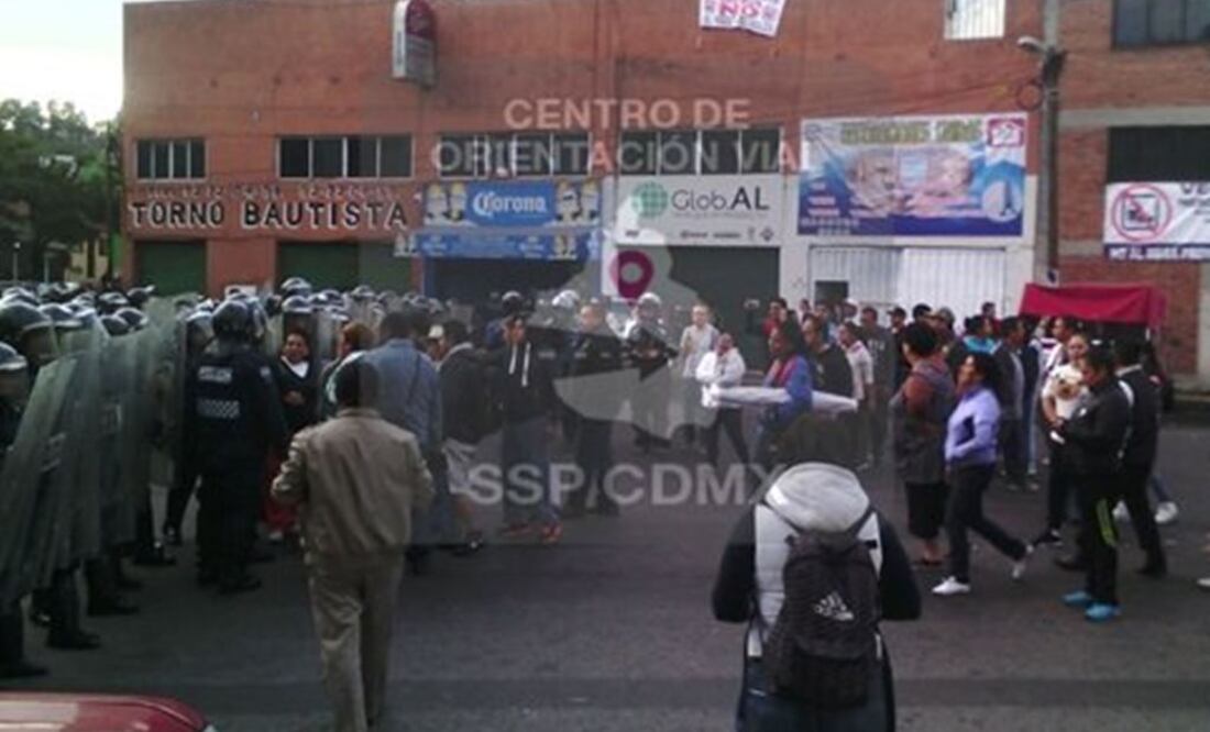 Vecinos se confrontan con granaderos en avenida de Las Torres