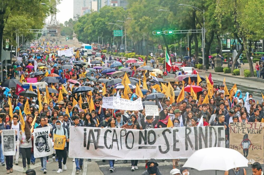 “Nuestro silencio pide justicia a gritos”, “señor, señora, no sea indiferente, que matan estudiantes enfrente de la gente ”, fueron algunas consignas de los estudiantes durante la manifestación que recorrió parte de Paseo de la Reforma. (VALENTE ROSAS. E)