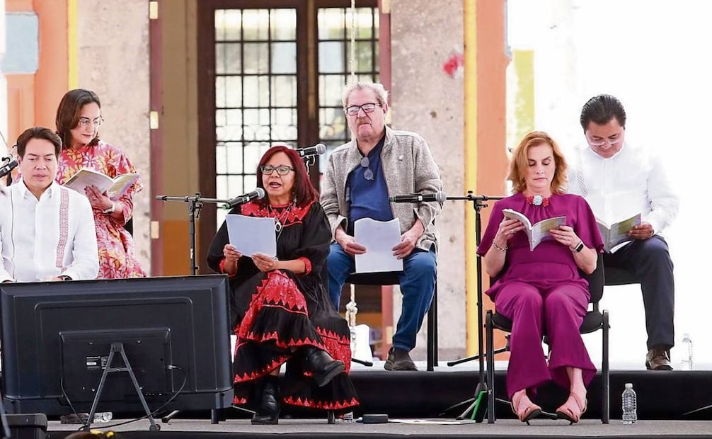 3 de septiembre de 2024. En una secundaria de la CDMX, Gutiérrez Müller presentó la antología Fandangos por la Lectura. Foto: Secretaría de Cultura