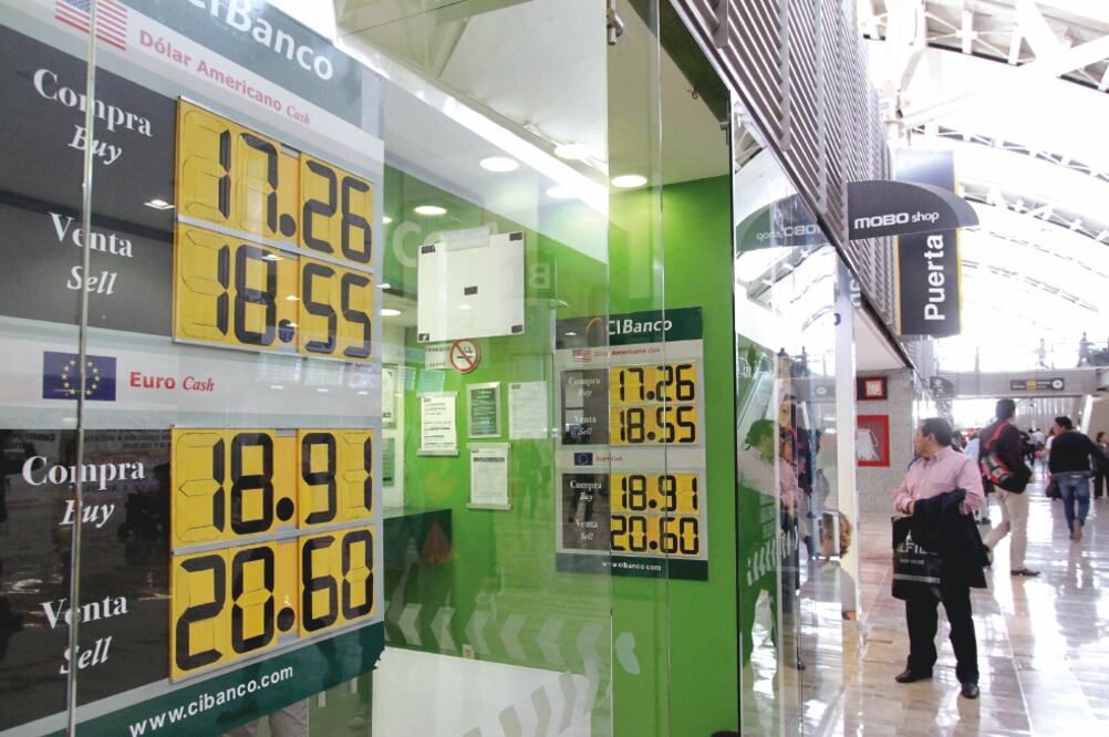 De acuerdo con el Centro de Estudios Económicos del Sector Privado, en caso de que el peso gane terreno frente al dólar se espera que no haya efectos inflacionarios que disminuyan el poder adquisitivo de la población (ARCHIVO EL UNIVERSAL)