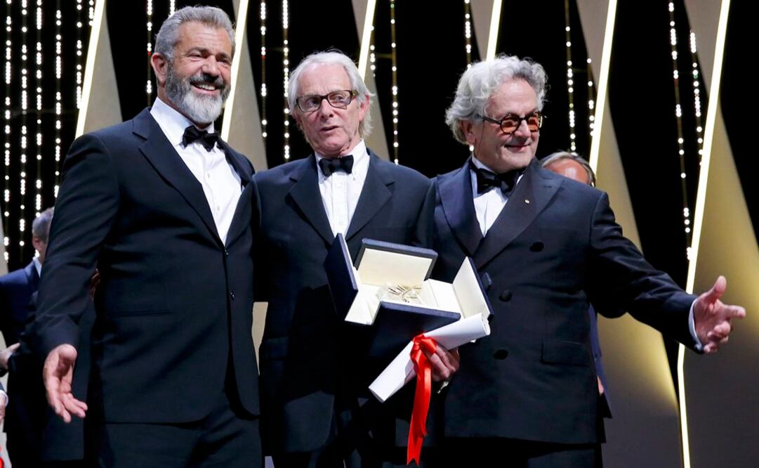 Ken Loach recibe la Palma de Oro por "I, Daniel Blake" de manos de Mel Gibson y George Miller. FOTO: Reuters 
