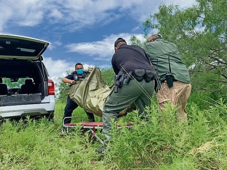 Agentes fronterizos levantan el cuerpo de un indocumentado. Foto: Especial