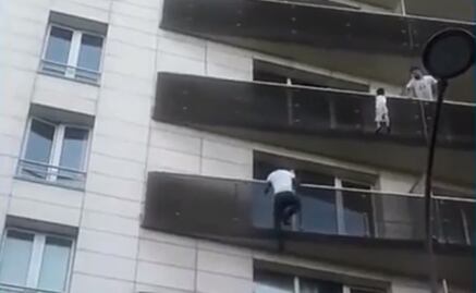 Joven trepa cuatro pisos por balcones en París para rescatar a un niño