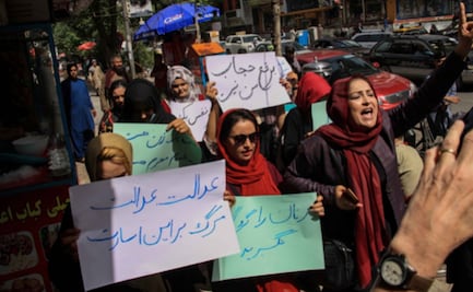 Con rostros descubiertos, mujeres protestan en Kabul contra imposición del velo islámico