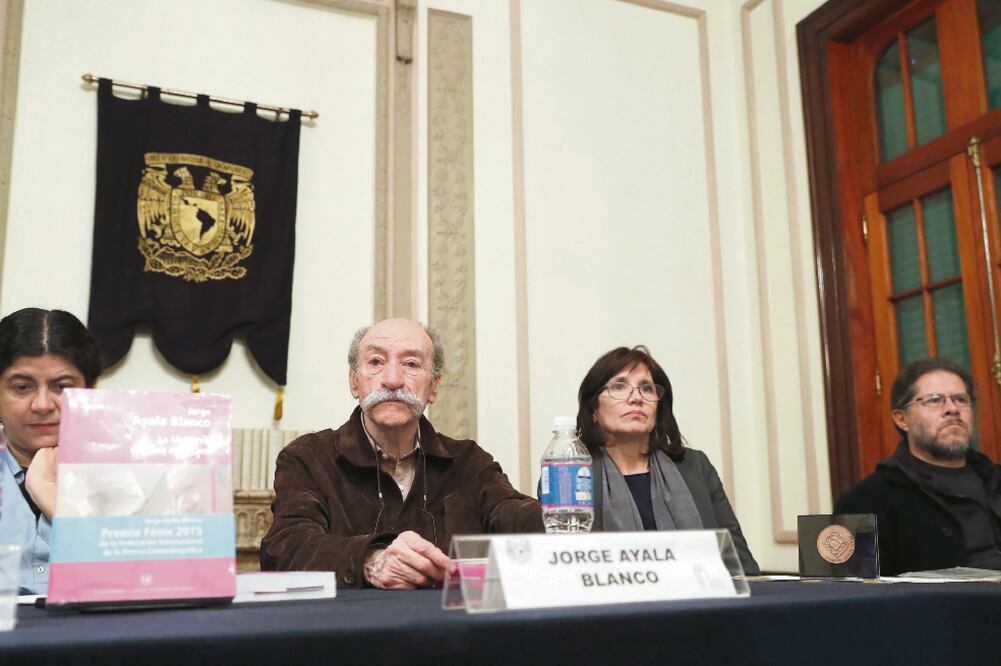 Jorge Ayala Blanco y María del Carmen Lara, directora del CUEC, en Casa Universitaria del Libro (LUIS CORTÉS. EL UNIVERSAL)