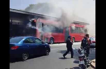VIDEO: Se incendia camión del Metrobús en la estación UPIICSA
