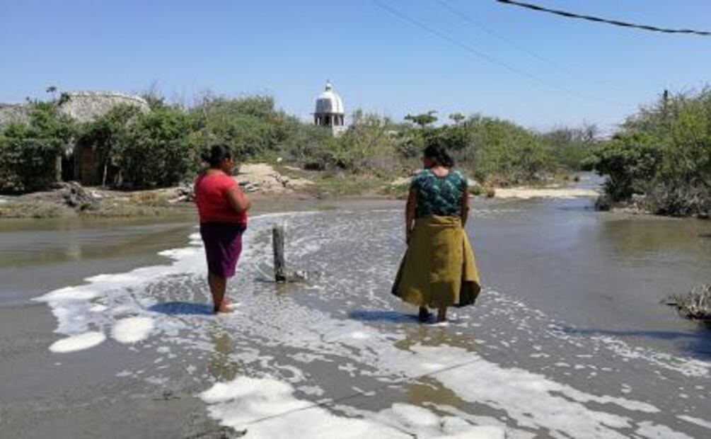 Fenómeno de mar de fondo causa afectaciones en poblado costero de Oaxaca