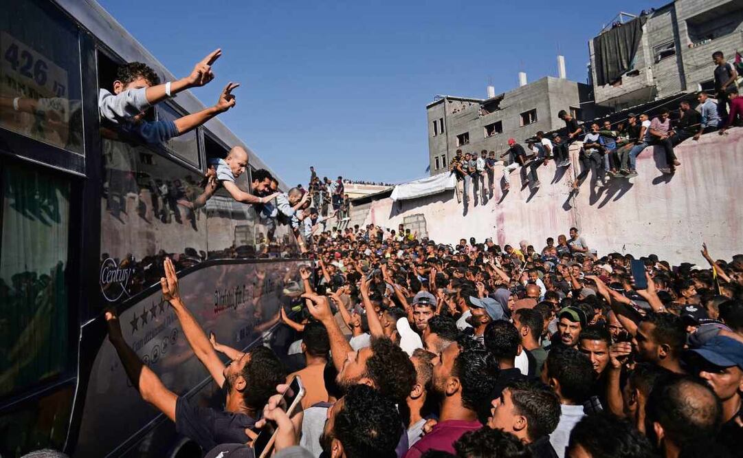 Palestinos se reunieron para recibir los autobuses con exprisioneros que regresaron ayer a Khan Yunis, tras ser liberados por Israel. Foto: Abdel Kareem Hana / AP