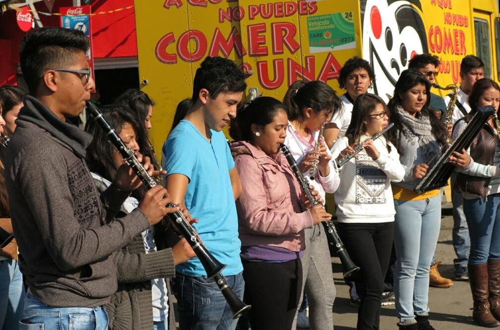 Miles de personas participaron en el simulacro para recibir en Ecatepec al Papa Francisco, quienes forman vallas en la ruta que hará el Sumo Pontífice del predio El Ballisco, en Venta de Carpio, a Las Américas. Foto: Luis Cortés/EL UNIVERSAL