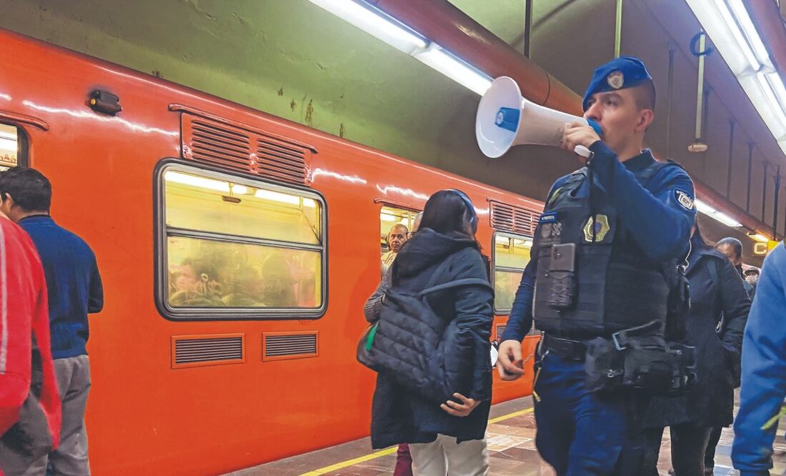 Policías indican a los usuarios las medidas de seguridad en el Sistema de Transporte Colectivo. Foto: de Axel Sánchez. EL UNIVERSAL