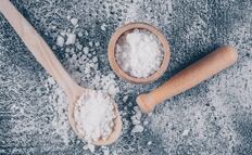 Cuál es la diferencia entre la sal kosher y la sal de mesa común