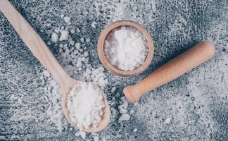 Cuál es la diferencia entre la sal kosher y la sal de mesa común