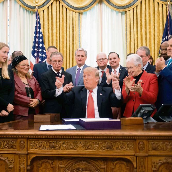 El presidente Donald Trump, tras firmar el Acta de Reforma a la Justicia Juvenil, ayer en la Casa Blanca. El mandatario suspendió su viaje a Florida a la espera de ver cómo evolucionaban las negociaciones presupuestales en el Congreso. AFP