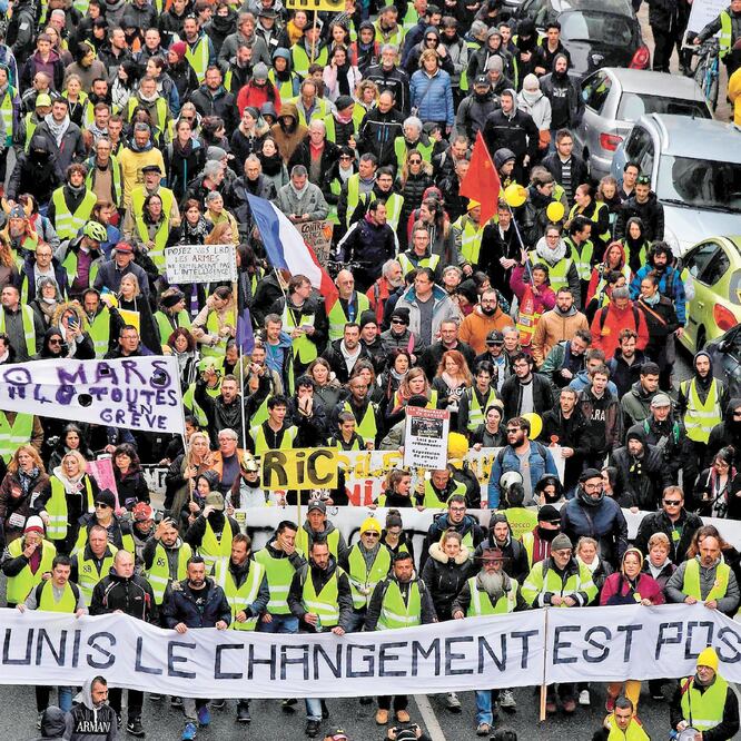 Miles de integrantes de los chalecos amarillos se manifestaron ayer en Bordeaux, Francia. GEORGES GOBET. AFP