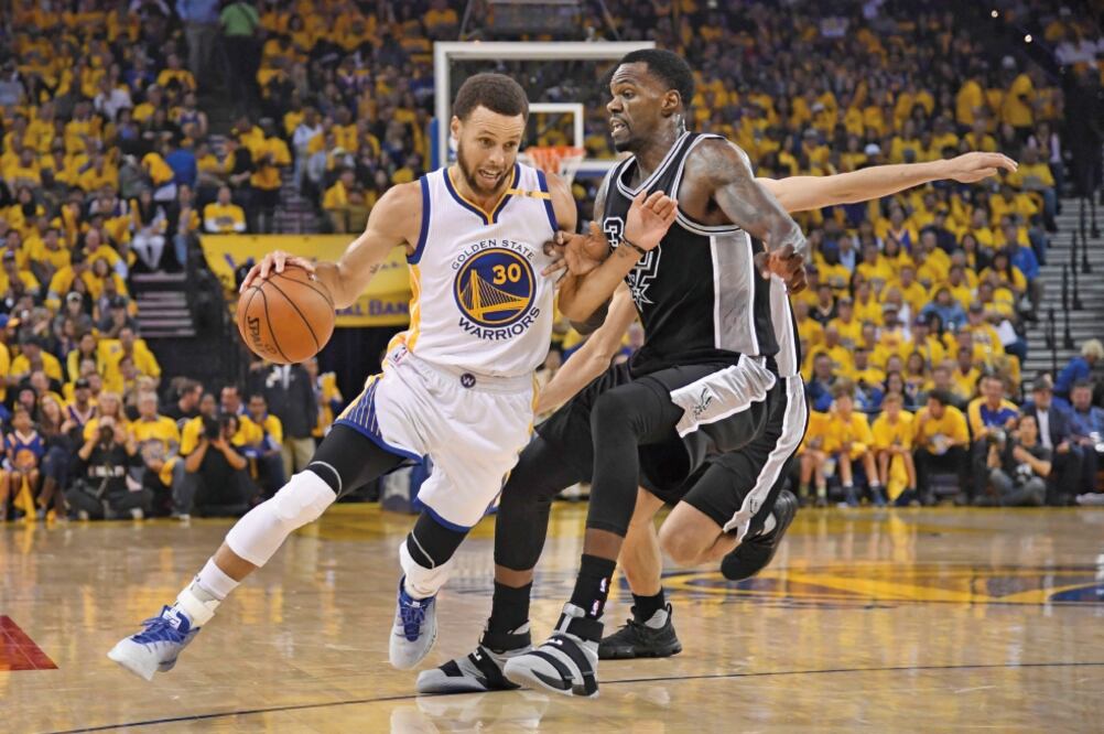 Stephen Curry (30) llevó de la mano a Golden State al triunfo (KYLE TERADA. USA TODAY SPORTS)
