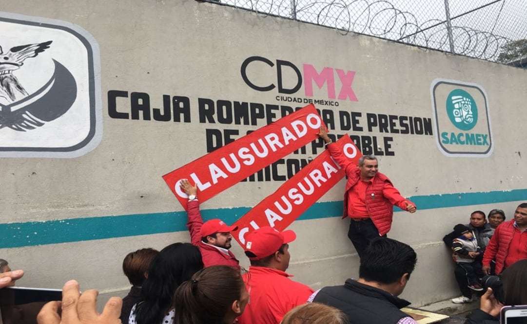 El candidato a la alcaldía de Ecatepec en los pozos de Chiconautla Foto: Emilio Fernández