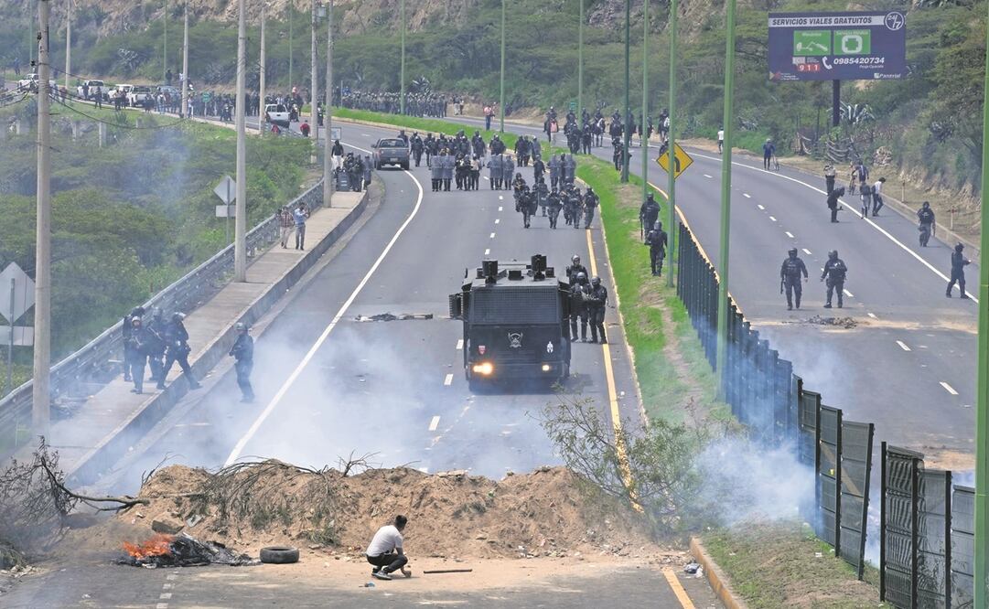 Agentes avanzan contra las personas que protestan por el aumento de los precios de la gasolina y las políticas del presidente Guillermo Lasso, en Quito. Foto: Dolores Ochoa. AP