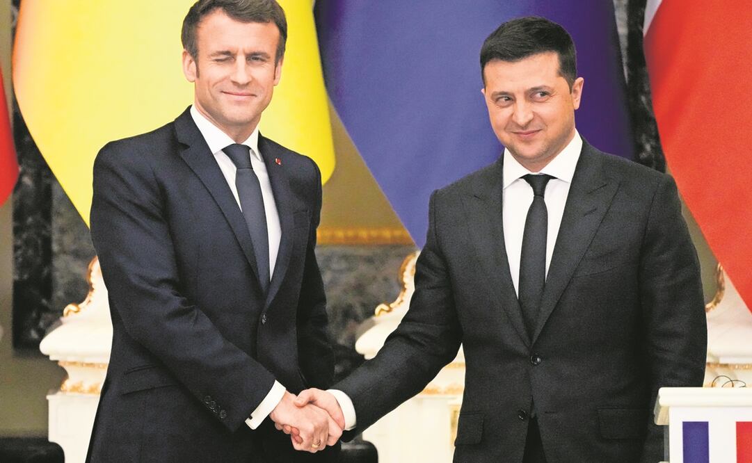 El presidente francés Emmanuel Macron, con el mandatario ucraniano Volodimir Zelensky, después de una conferencia en Kiev. Foto: Efrem Lukatsky/ AP