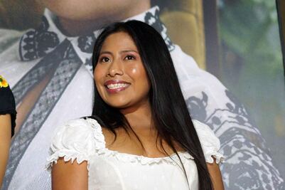 Yalitza Aparicio se luce con jeans a la cadera y top 