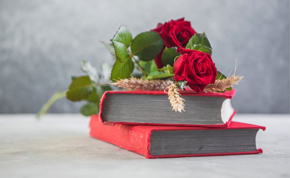 Esta tradición combina amor, cultura y literatura; conoce los detalles de su origen. Foto: Canva