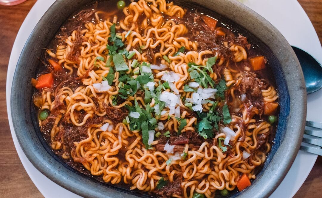 ¿Dónde comer Birriamen en CDMX? Foto: iStock