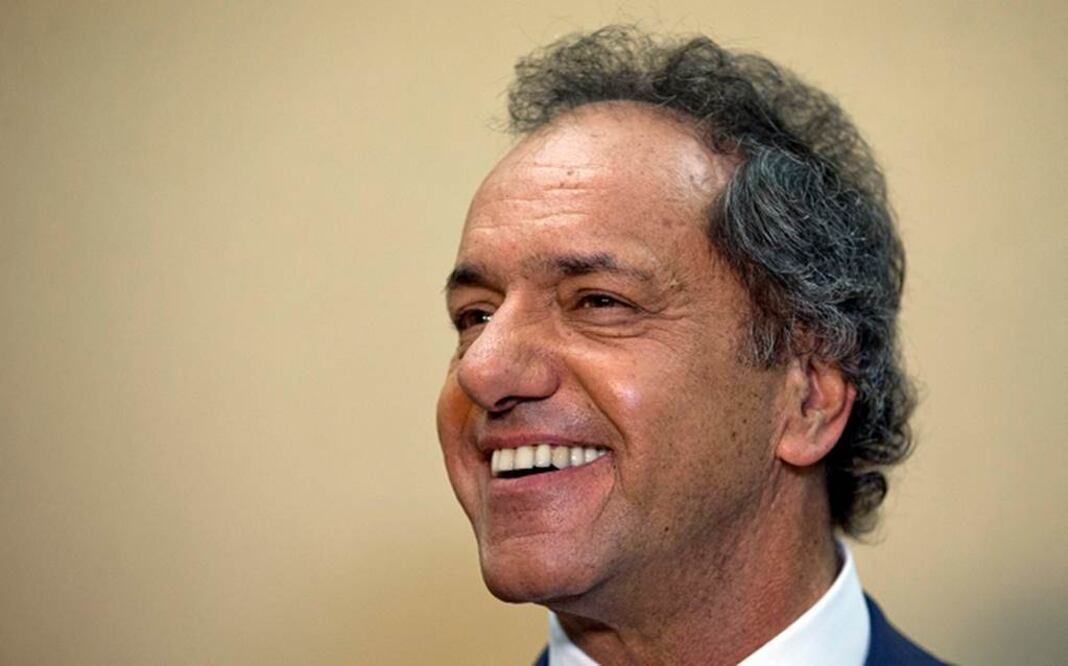 Scioli culpó de las inundaciones al cambio climático, que llamó “el enemigo” (AP)