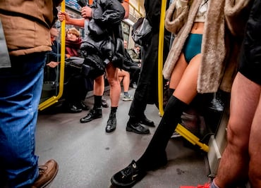 Frío y diversión en el día sin pantalones en el metro de Nueva York