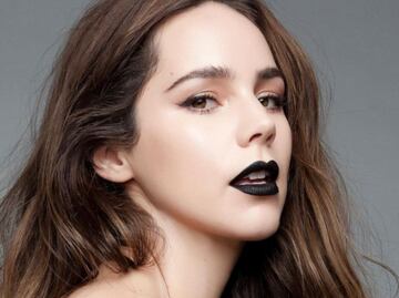 Escote profundo y medias rotas, el look dark de Camila Sodi