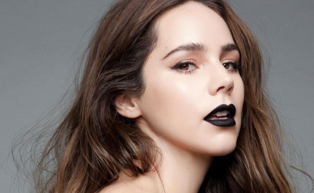 Camila Sodi añadió un toque dark a su estilo, modelando un look con escote profundo y medias rotas. Foto: Instagram @camilasodi_
