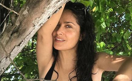 Salma Hayek cautiva con sexy escote en el mar
