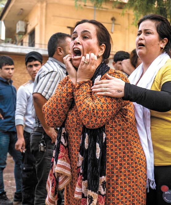Una mujer, al ver el cuerpo de un hombre asesinado durante el bombardeo turco en la localidad de Ras al-Aín. Foto/DELIL SOULEIMAN. AFP