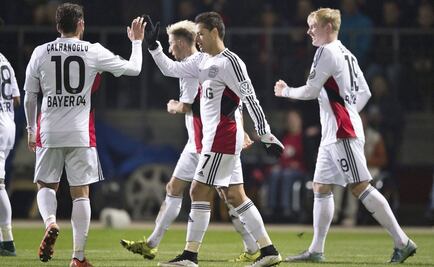 “Chicharito” aporta doblete en goleada de Bayer en Copa de Alemania