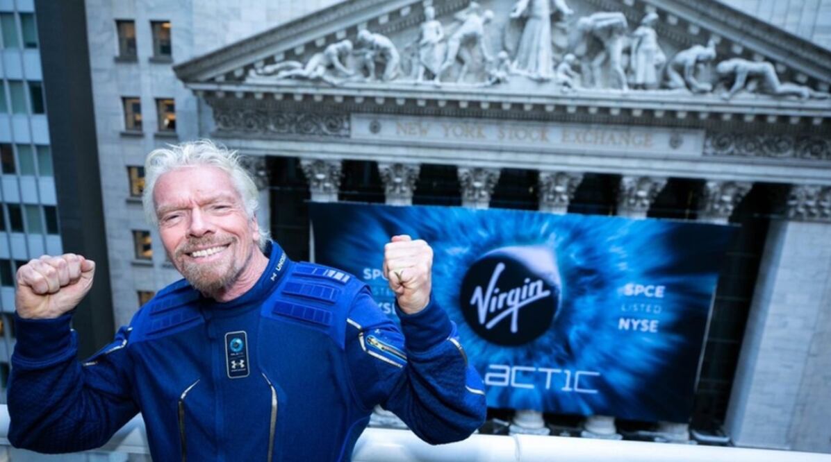 El fundador de Virgin Galactic, Richard Branson, celebra después de que la compañía se convirtió en la primera empresa de vuelos espaciales para humanos que cotiza en la bolsa de Nueva York.