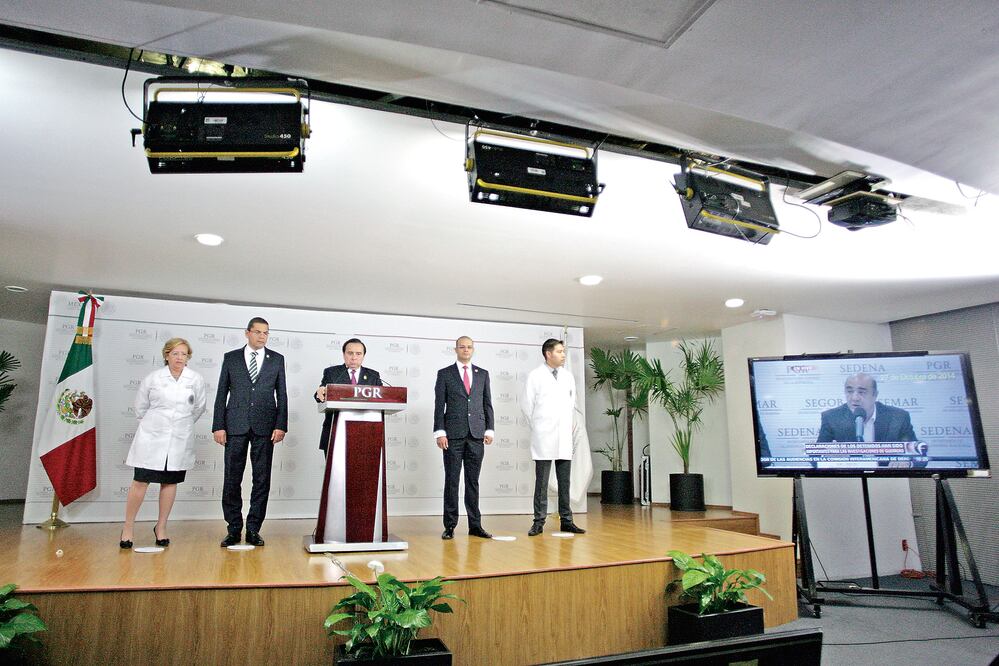 Tomás Zerón de Lucio, director de la Agencia de Investigacion Criminal de la PGR, emitió un mensaje a medios sobre el video que el Grupo Interdisciplinario de Expertos Independientes presentó el domingo (IVÁN STEPHENS. EL UNIVERSAL)