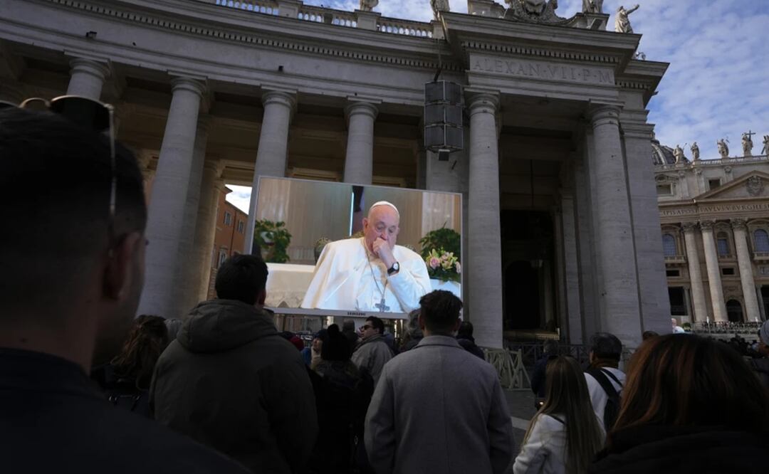 Una pantalla gigante muestra al papa Francisco tosiendo durante la plegaria del Angelus, emitida desde la capilla del hotel vaticano donde reside. Foto: AP