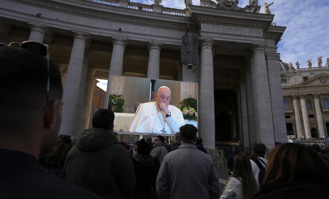 Una pantalla gigante muestra al papa Francisco tosiendo durante la plegaria del Angelus, emitida desde la capilla del hotel vaticano donde reside. Foto: AP