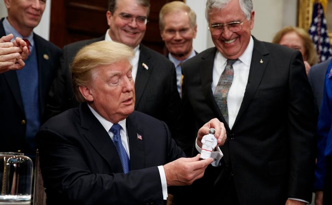 El presidente estadounidense, Donald Trump, recibe un astronauta de juguete  (Foto: EFE)