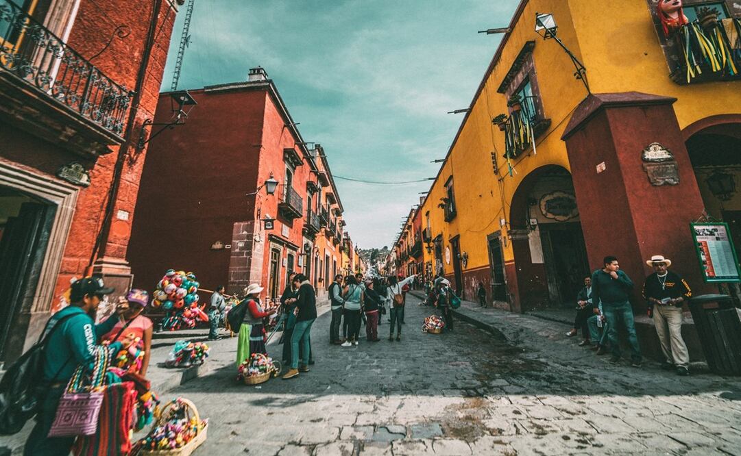 Recorre sus calles coloridas y explora las artesanías. Foto: Unsplash