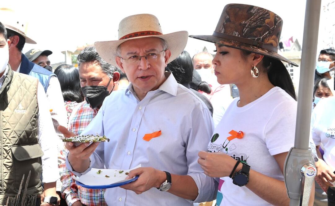 El presidente municipal y su esposa aprovecharon para comer un huarache toluqueño, y para invitar a apoyar nuestras tradiciones con el consumo local. Foto: Especial 