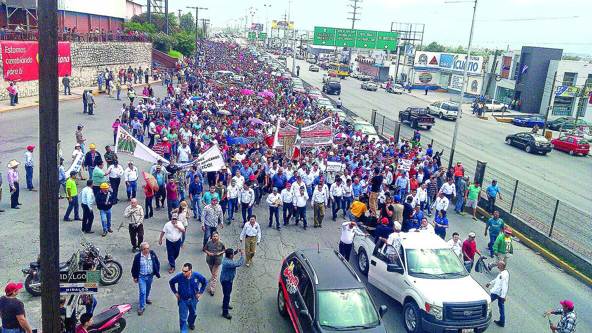 Según los organizadores, fueron más de 20 mil personas las que participaron en la marcha realizada ayer por las calles de Monclova (HILDA FERNÁNDEZ / EL UNIVERSAL)