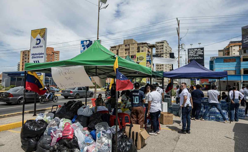 Venezolanos instalan centro de acopio para apoyar a las personas afectadas por terremotos. (25/06/26) Foto: EFE